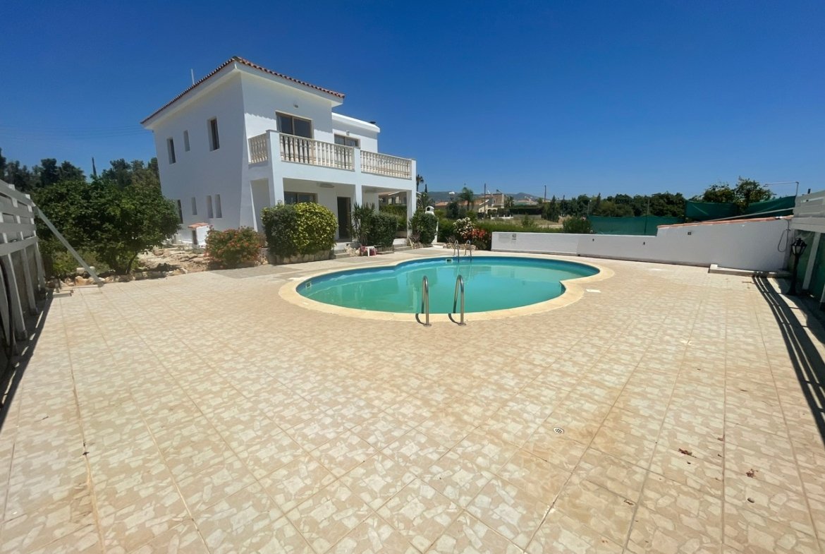 Spacious Four-Bedroom Villa with Stunning Views in Coral Bay