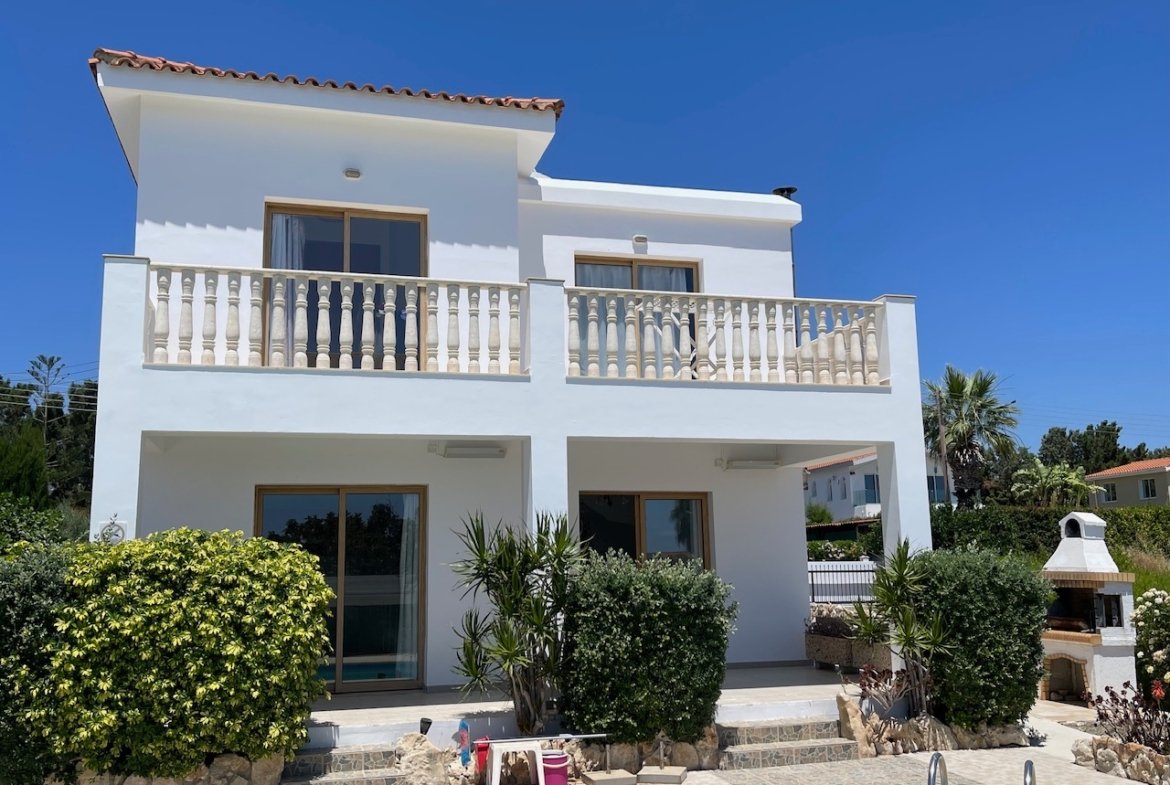 Spacious Four-Bedroom Villa with Stunning Views in Coral Bay