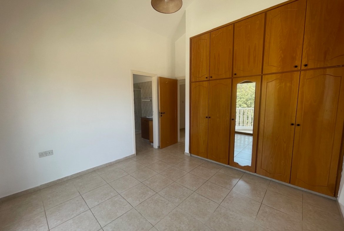 Spacious Four-Bedroom Villa with Stunning Views in Coral Bay