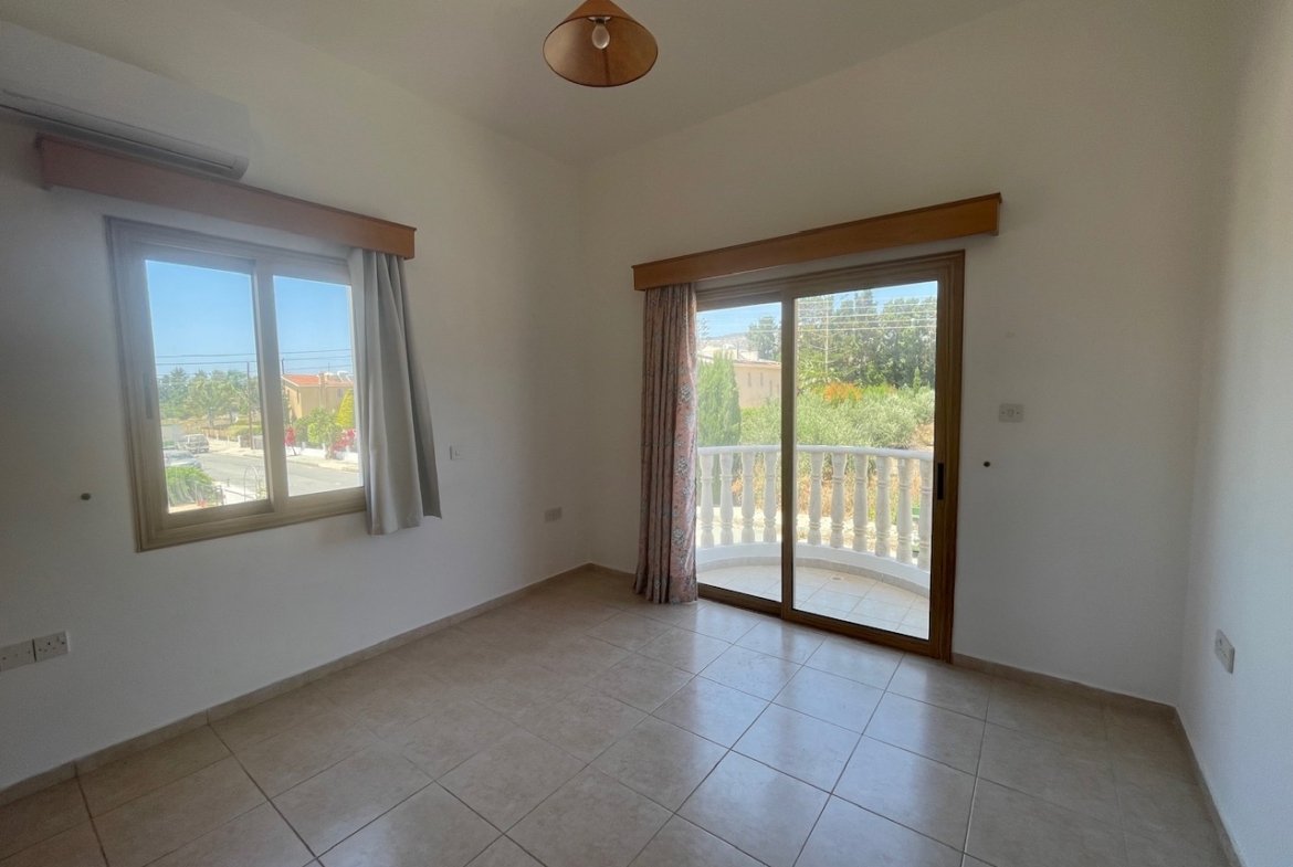 Spacious Four-Bedroom Villa with Stunning Views in Coral Bay