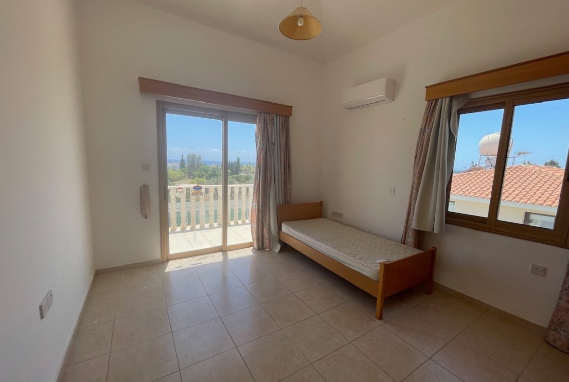Spacious Four-Bedroom Villa with Stunning Views in Coral Bay