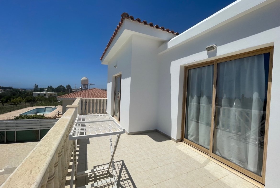 Spacious Four-Bedroom Villa with Stunning Views in Coral Bay