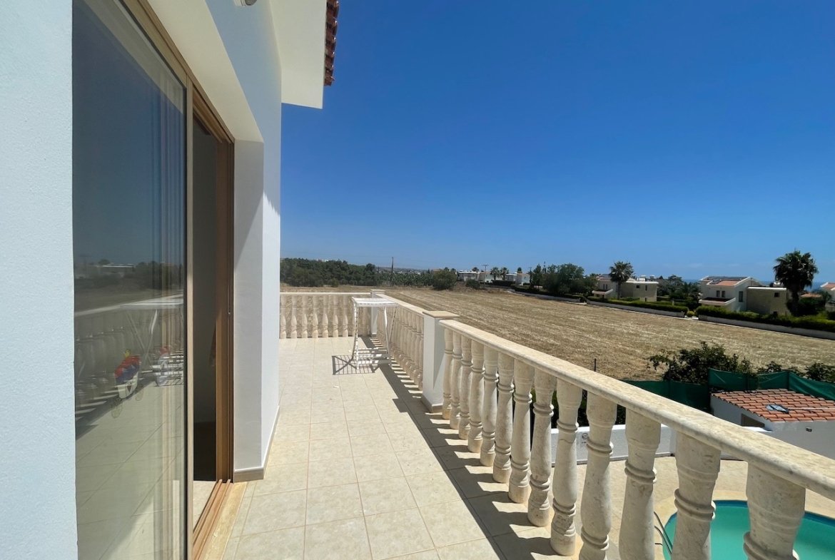 Spacious Four-Bedroom Villa with Stunning Views in Coral Bay