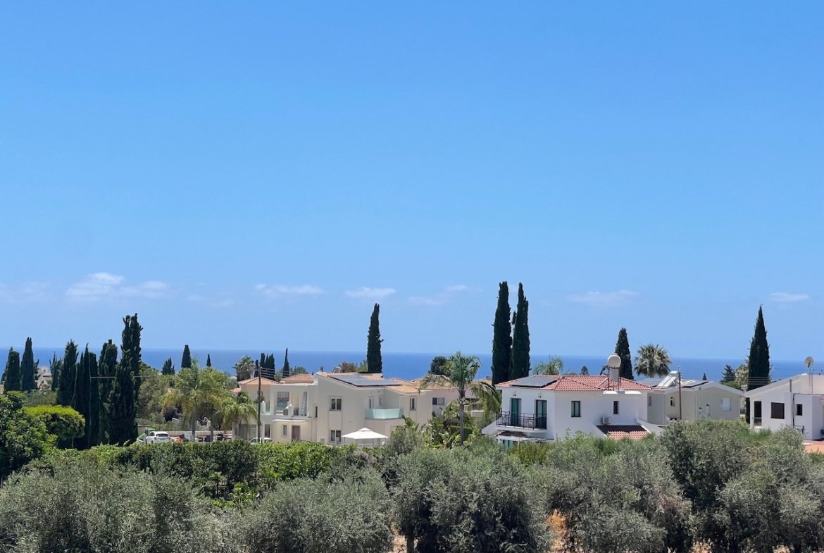 Spacious Four-Bedroom Villa with Stunning Views in Coral Bay