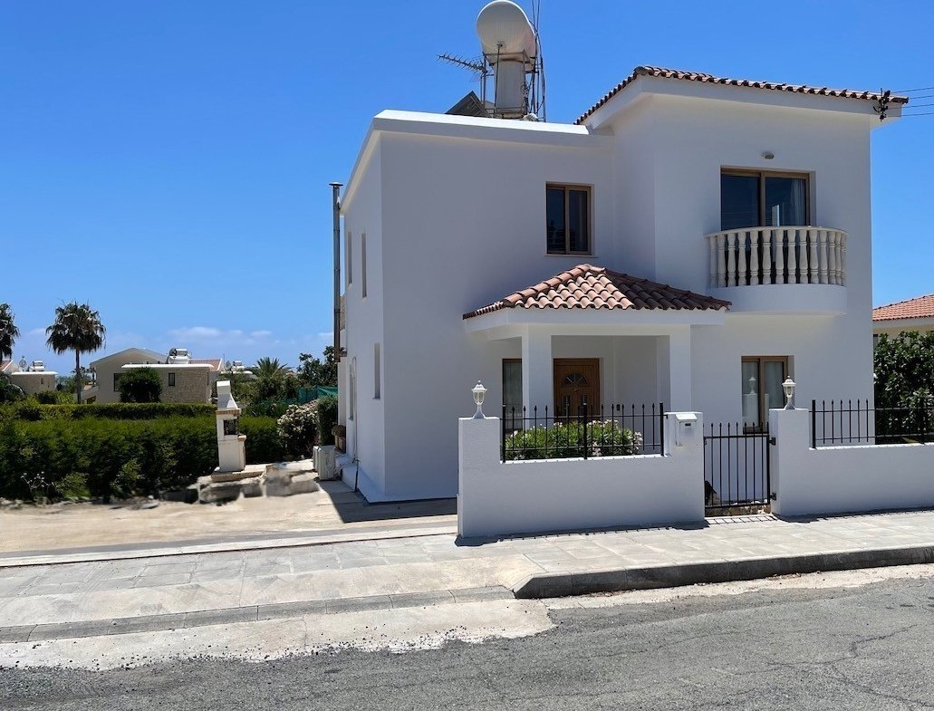 Spacious Four-Bedroom Villa with Stunning Views in Coral Bay