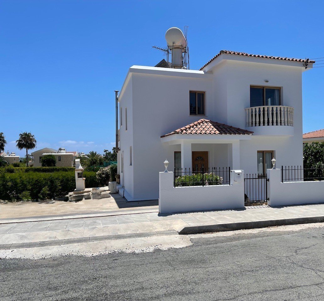 Spacious Four-Bedroom Villa with Stunning Views in Coral Bay