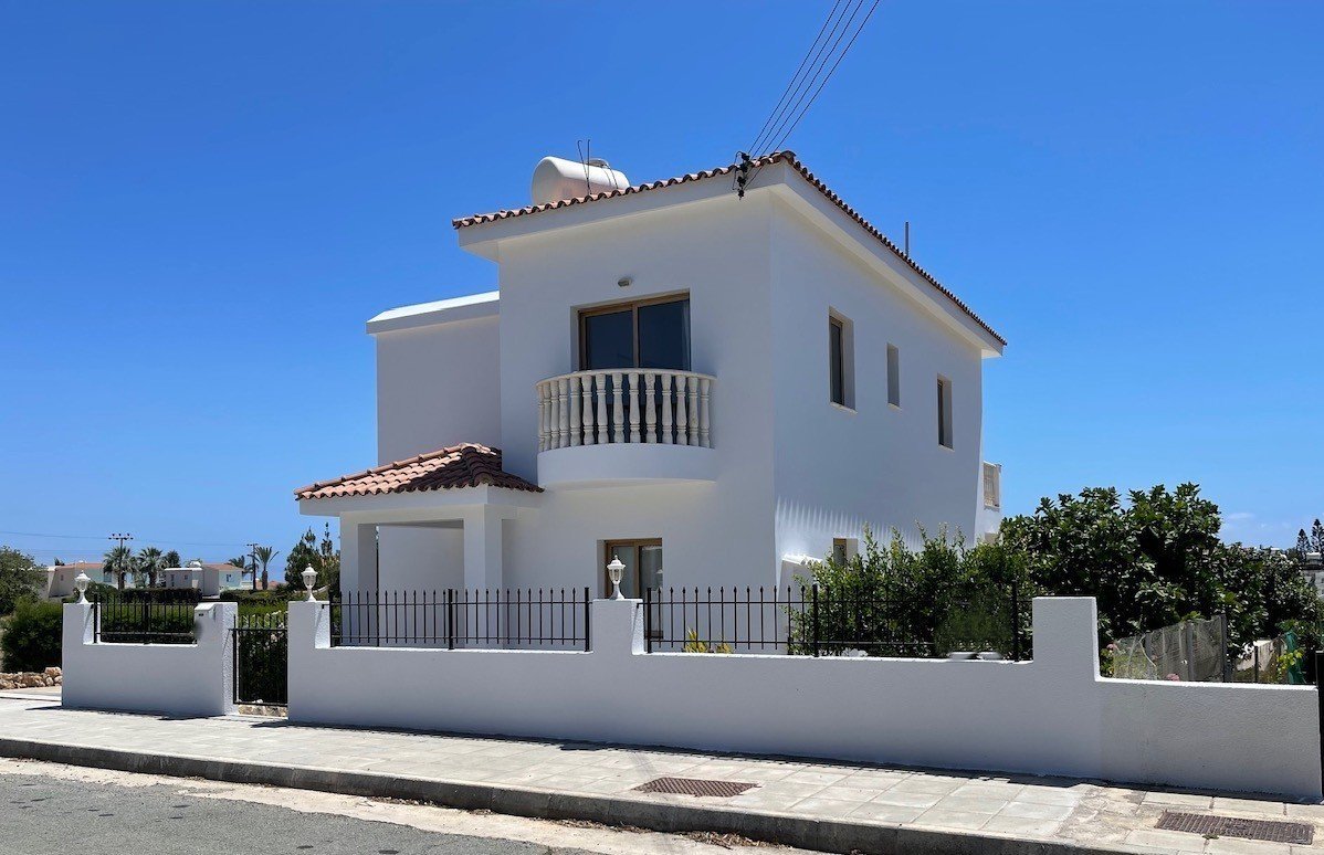 Spacious Four-Bedroom Villa with Stunning Views in Coral Bay