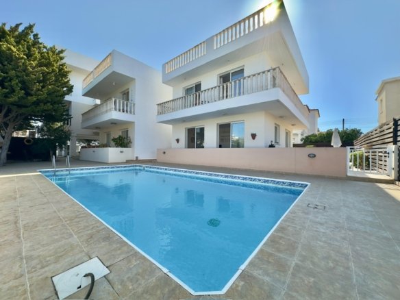 Ground-Floor Apartment with Private Garden & Jacuzzi | Universal, Paphos