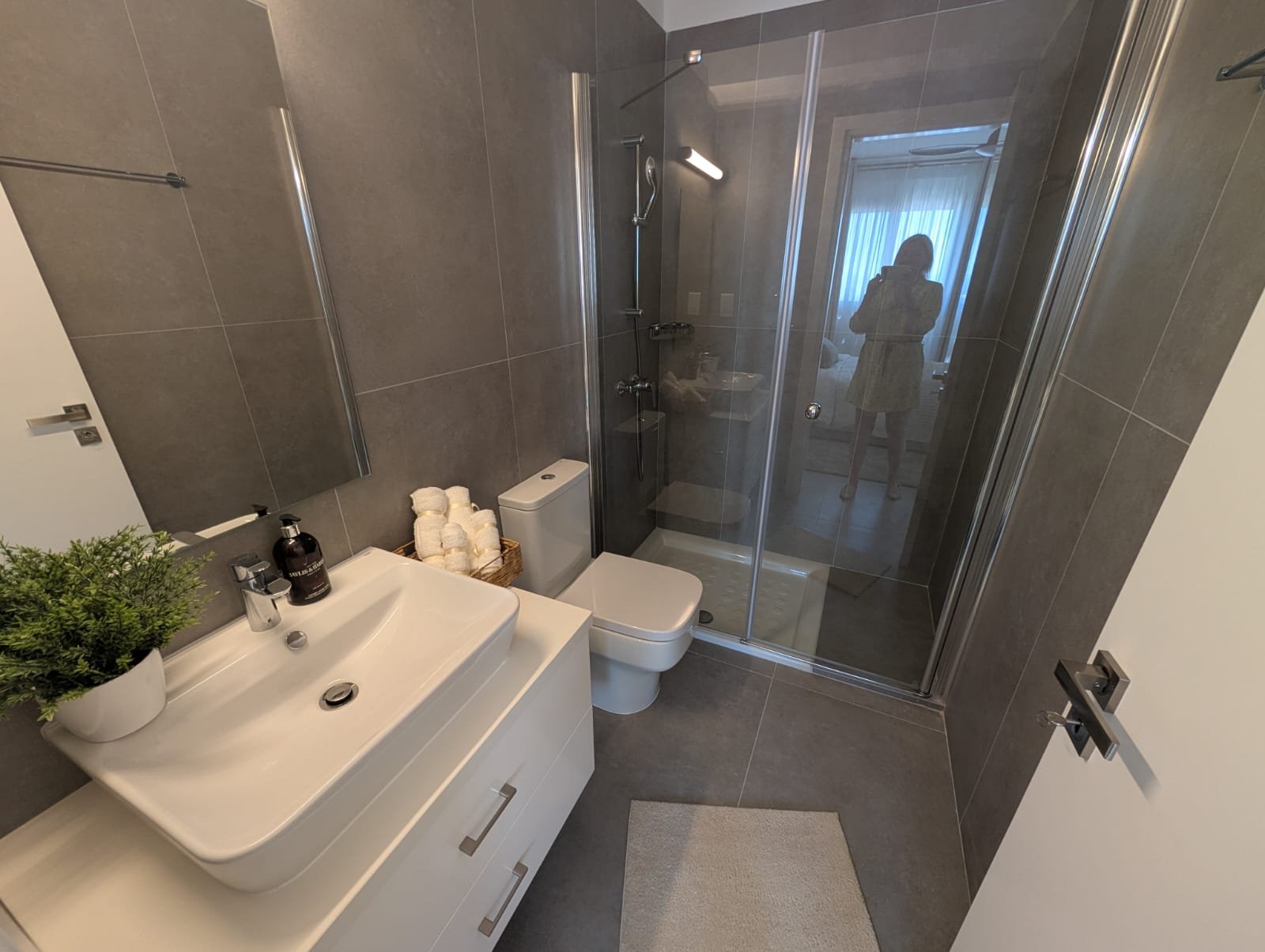 Unique 2 Bedroom 2 Bathroom Sea-View Apartment with Private Roof Terrace in Universal Area of Paphos