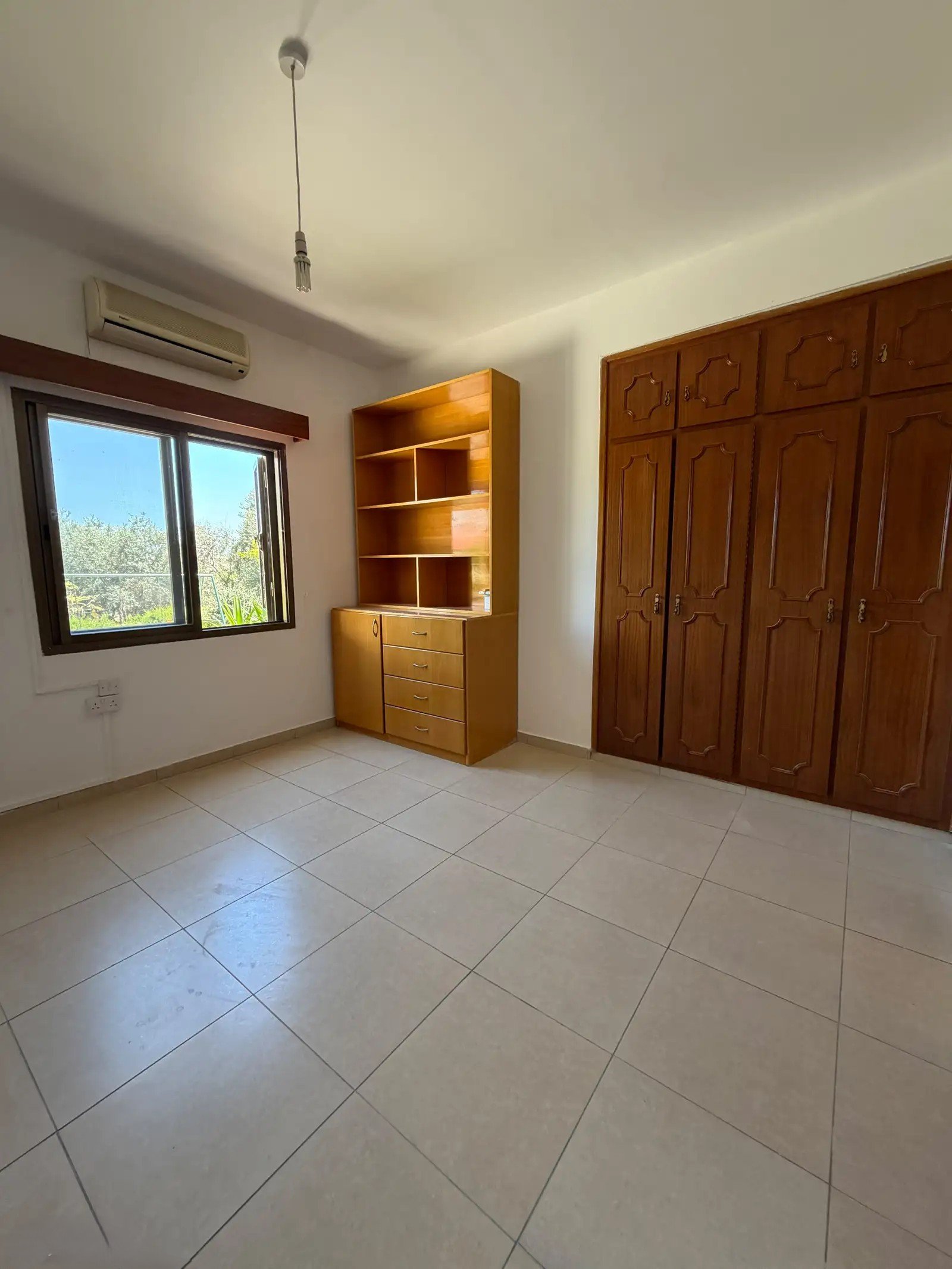Three-Bedroom Bungalow for Long-Term Rent in Coral Bay