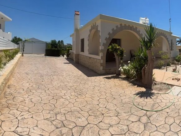Three-Bedroom Bungalow for Long-Term Rent in Coral Bay