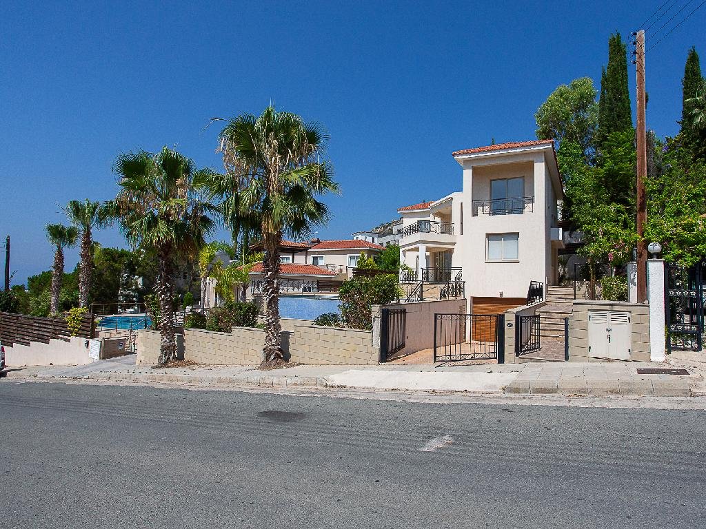 Three‑Bedroom Villa in Pegeia