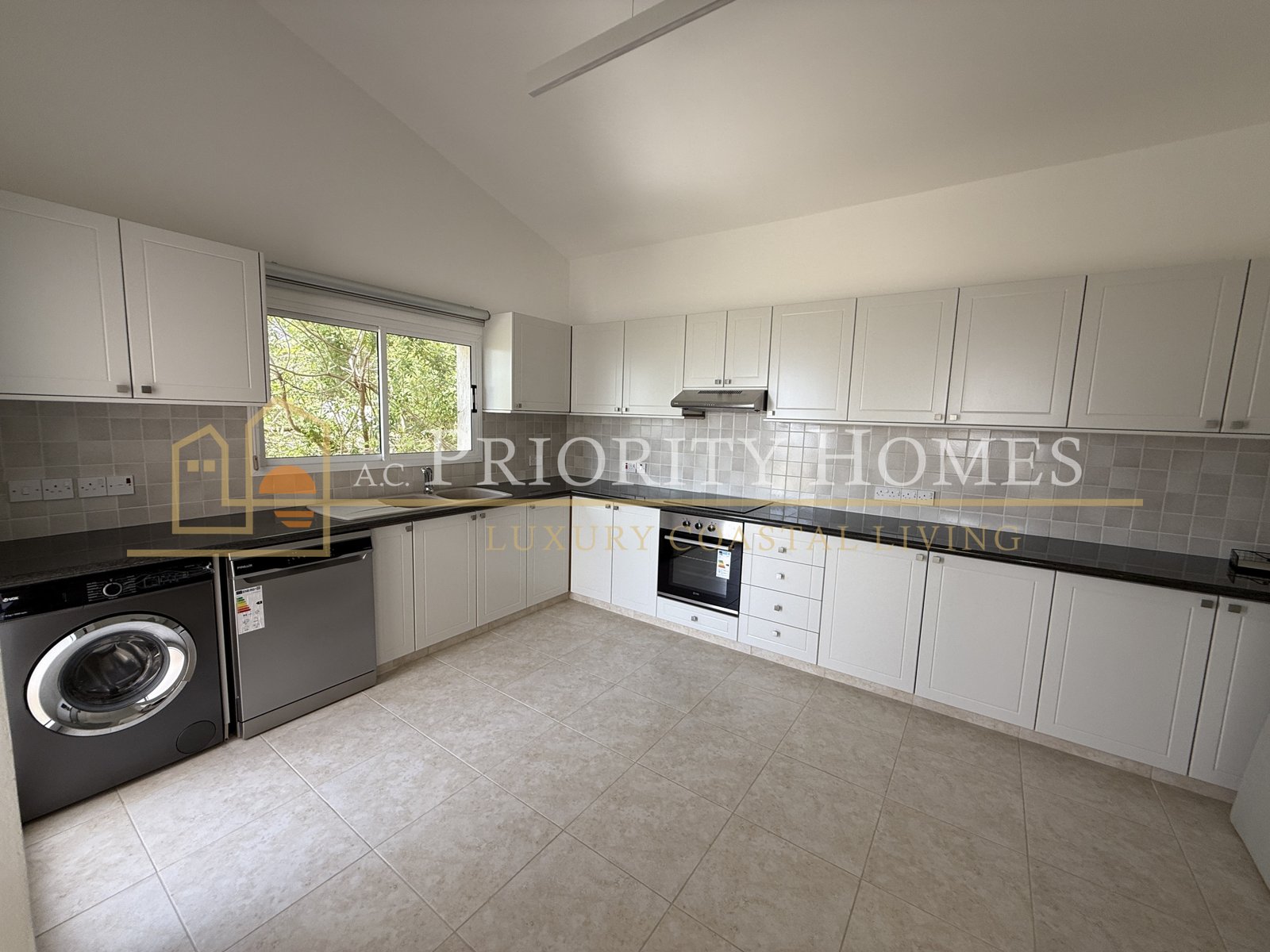 Luxury Five-Bedroom Villa with Sea Views in Tala, Paphos