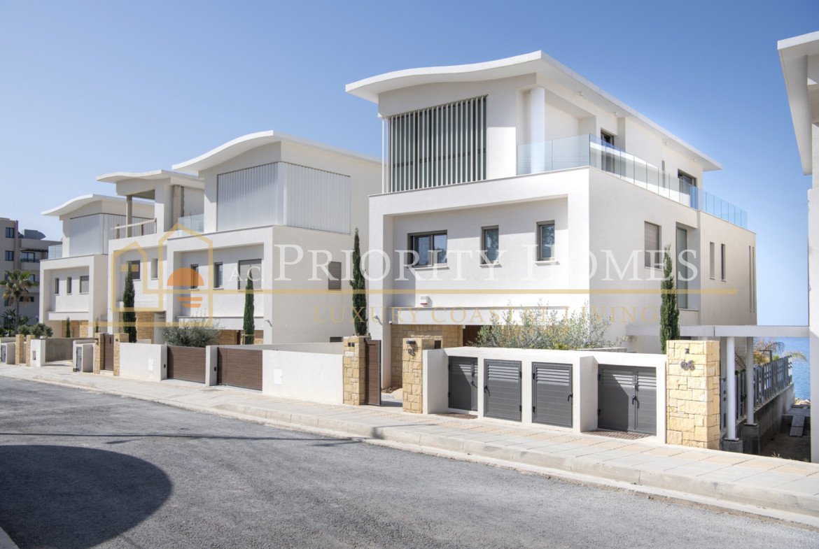 Frontline Luxury Three-Bedroom Villa with Sea Views in Kissonerga