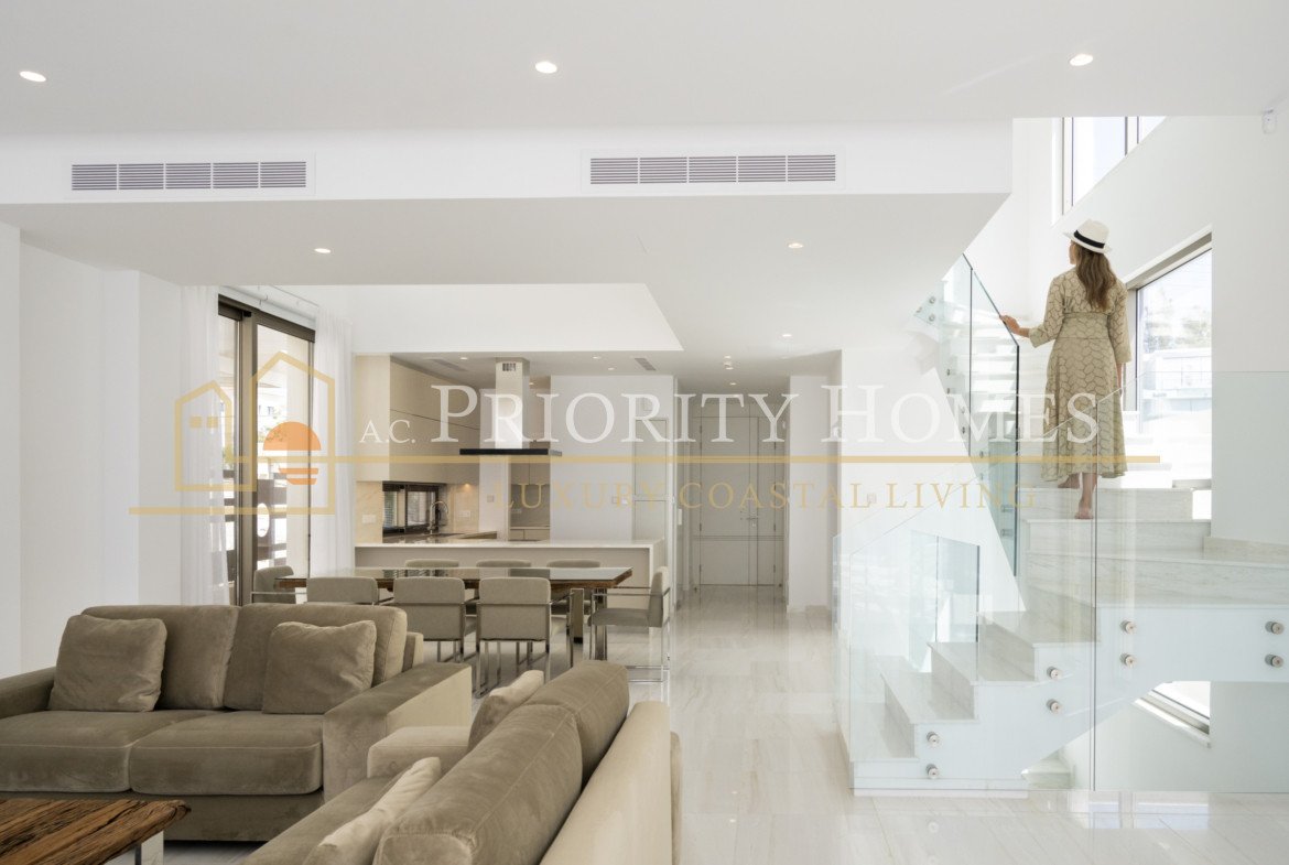 Exclusive Five-Bedroom Villa with Sea Views in Kissonerga