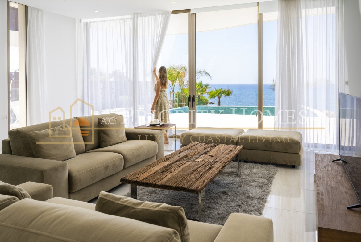 Exclusive Five-Bedroom Villa with Sea Views in Kissonerga