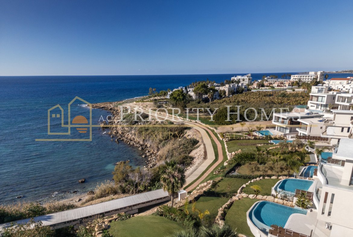 Frontline Luxury Three-Bedroom Villa with Sea Views in Kissonerga