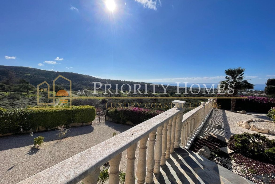 Stunning Three-Bedroom Sea View Villa in Pegeia