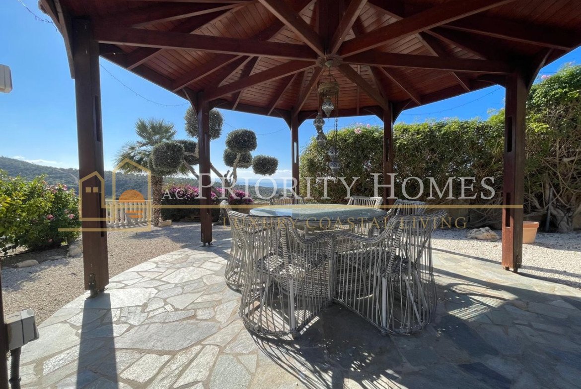 Stunning Three-Bedroom Sea View Villa in Pegeia