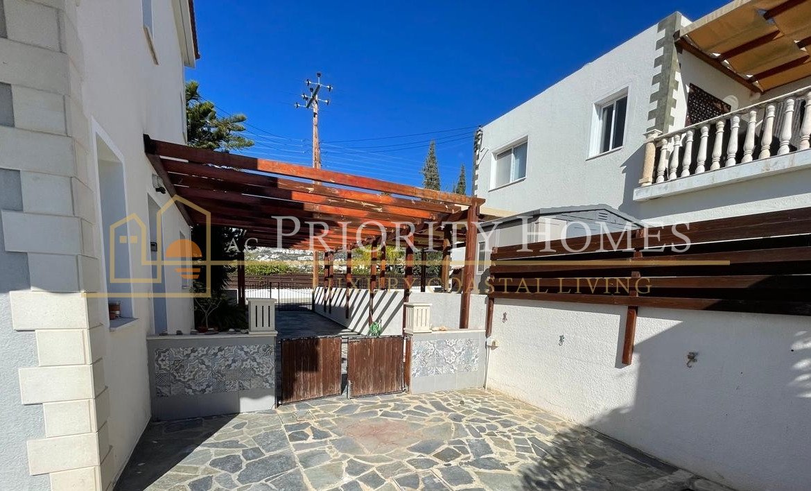 Stunning Three-Bedroom Sea View Villa in Pegeia
