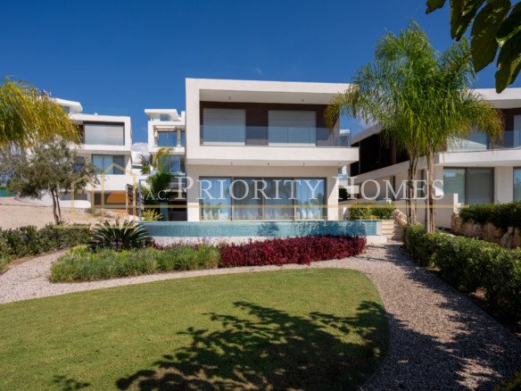 Exclusive Five-Bedroom Villa with Sea Views in Kissonerga