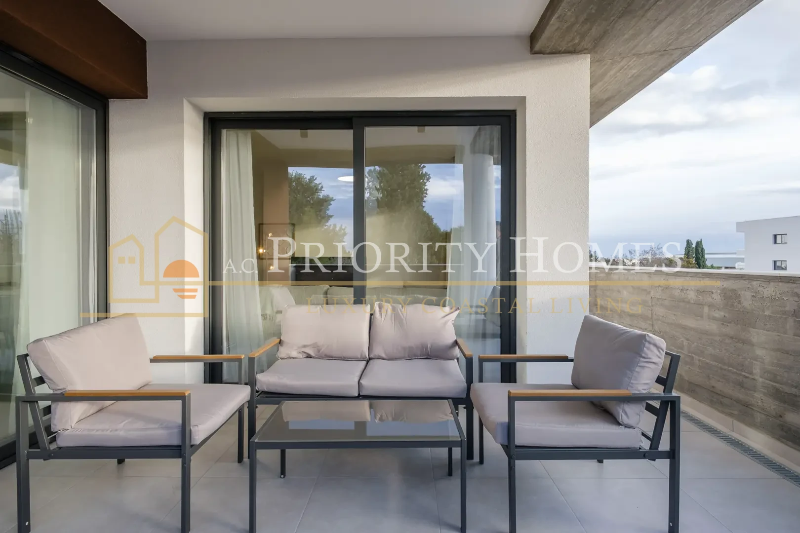 Fully Furnished Two-Bedroom Apartment in Universal