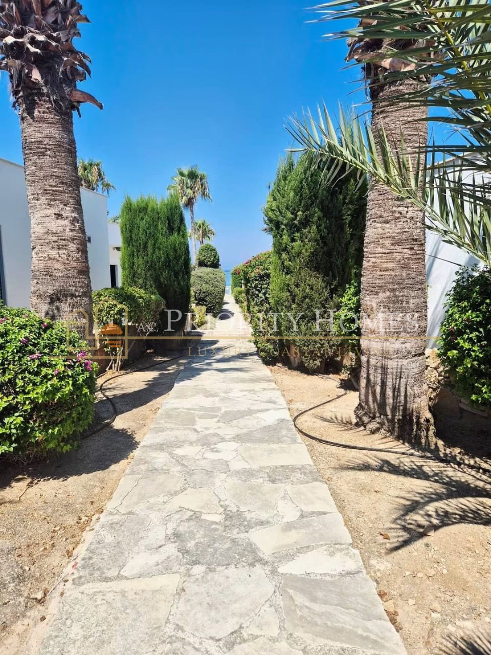 Superb Four‑Bedroom Villa in Chloraka