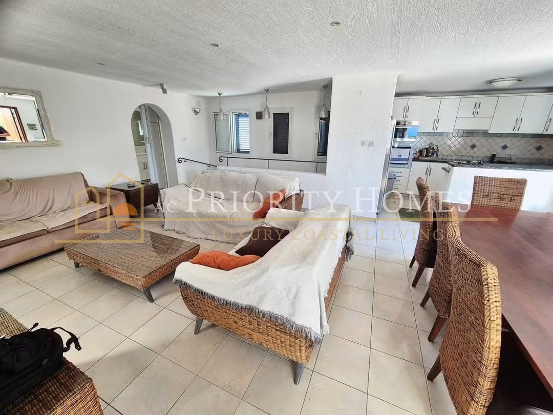 Superb Four‑Bedroom Villa in Chloraka