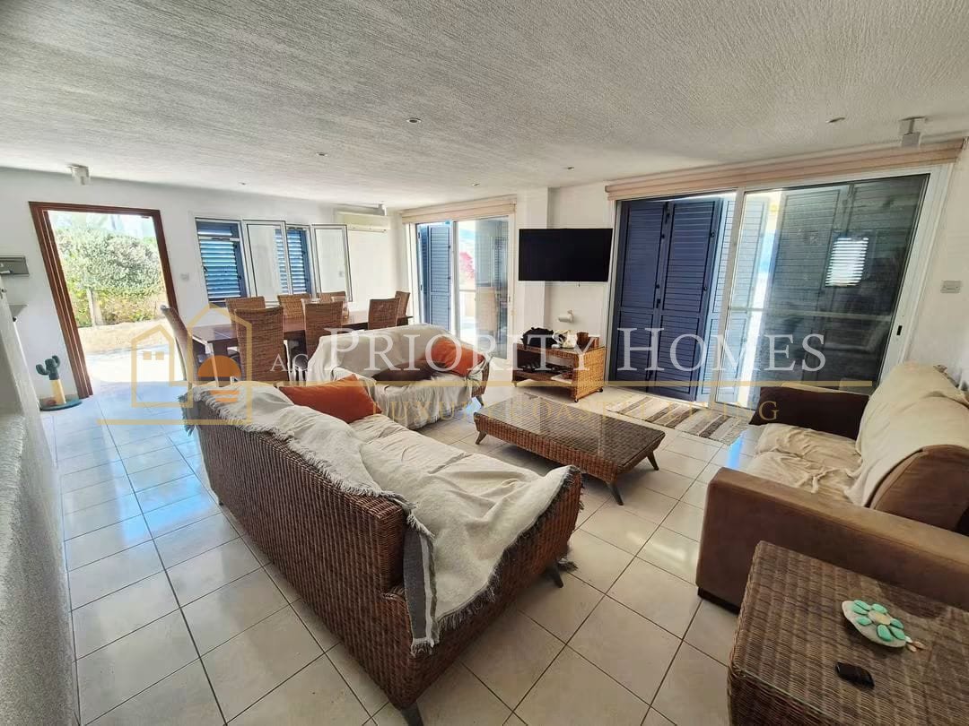 Superb Four‑Bedroom Villa in Chloraka
