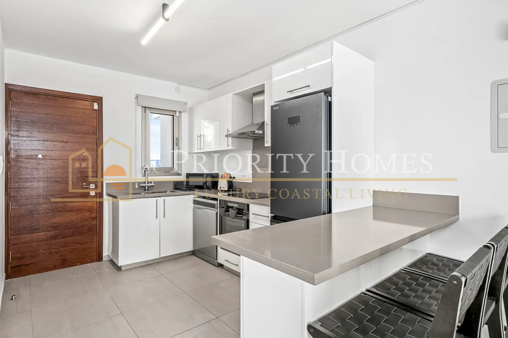 Fully Furnished Three-Bedroom Apartment in Universal