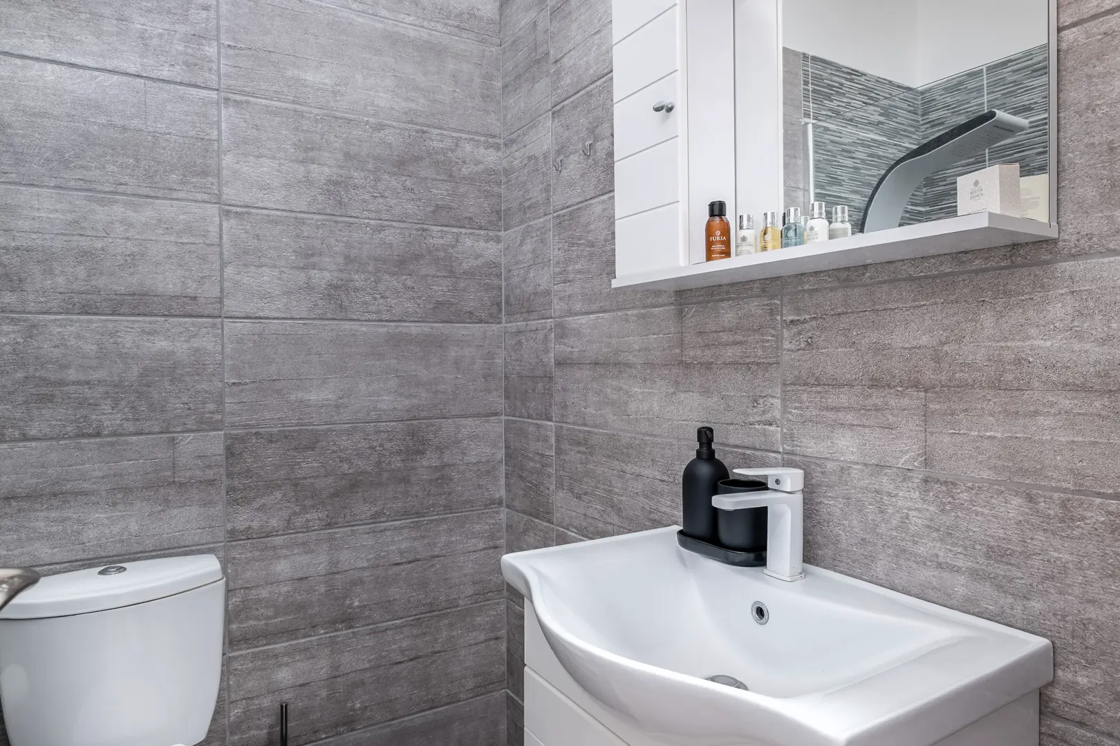 Fully Furnished Two-Bedroom Garden Apartment in Chloraka