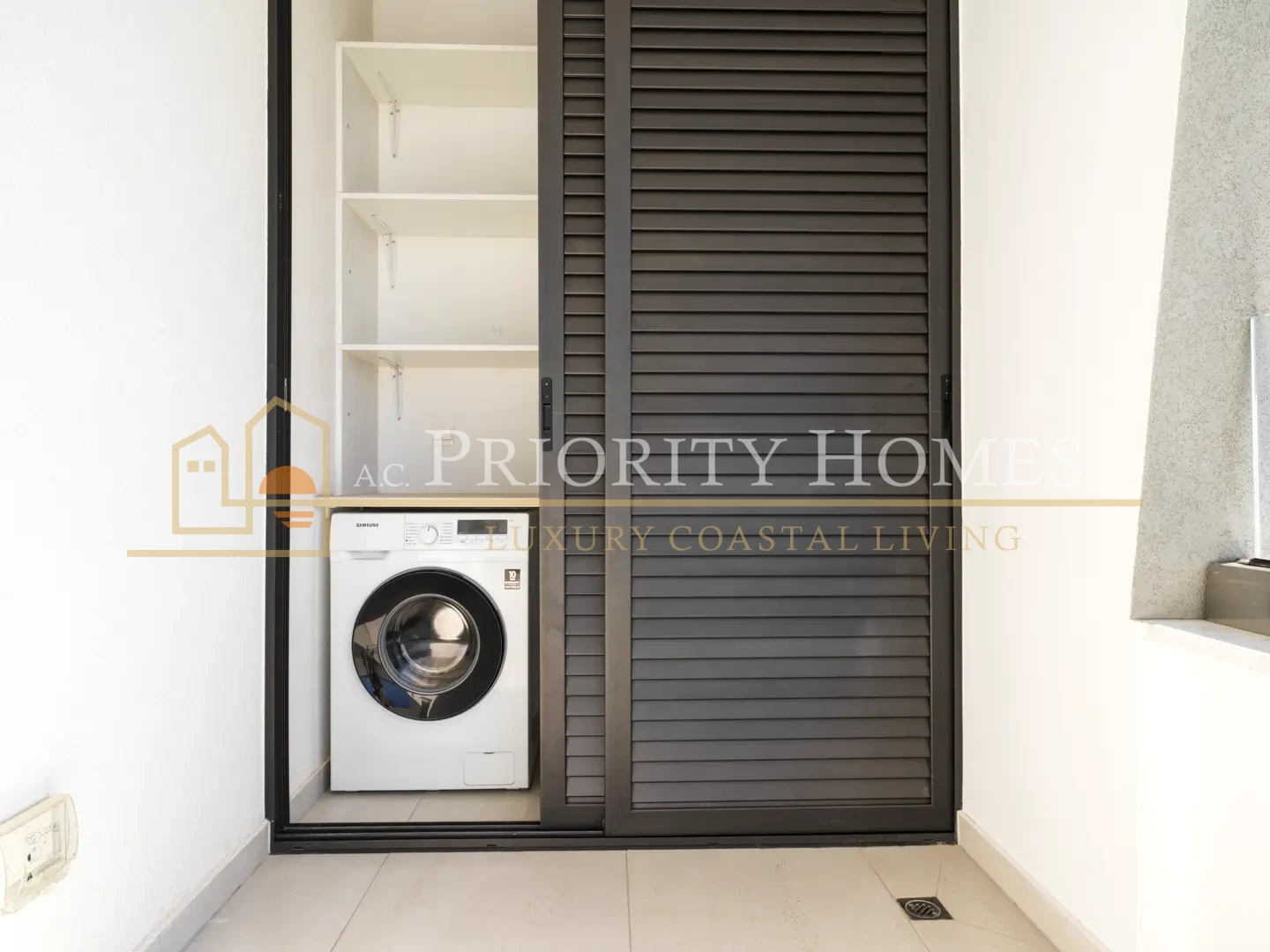 Modern Fully Furnished Two-Bedroom Apartment in Universal