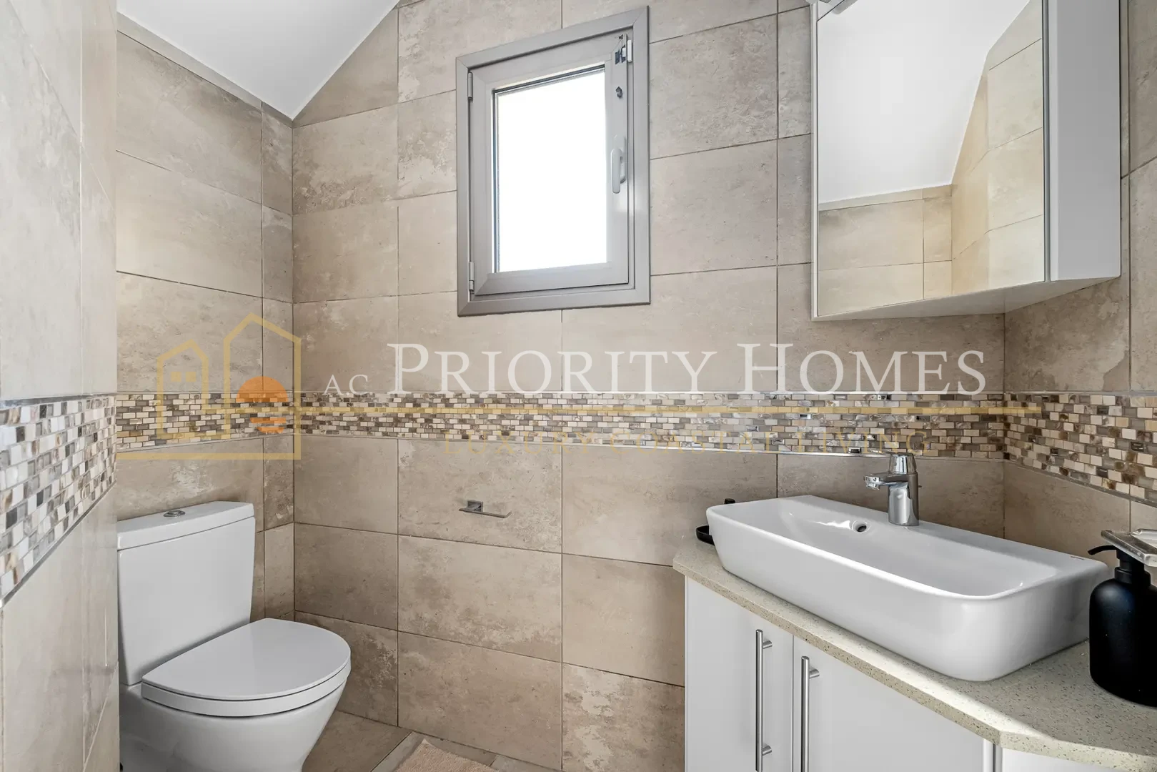 Fully Furnished Three-Bedroom Apartment in Universal