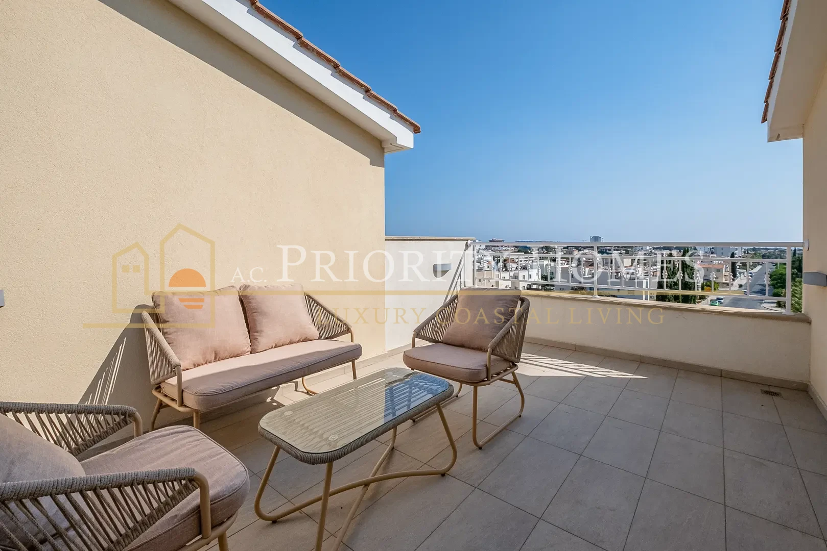 Fully Furnished Three-Bedroom Apartment in Universal