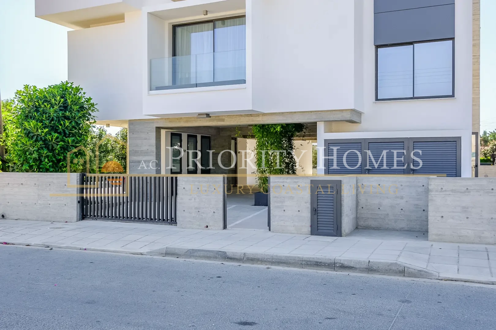 Three-Bedroom Modern Apartment in Kato Paphos