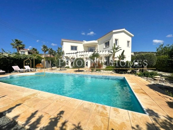 Spacious Three-Bedroom Villa for Rent in Sea Caves