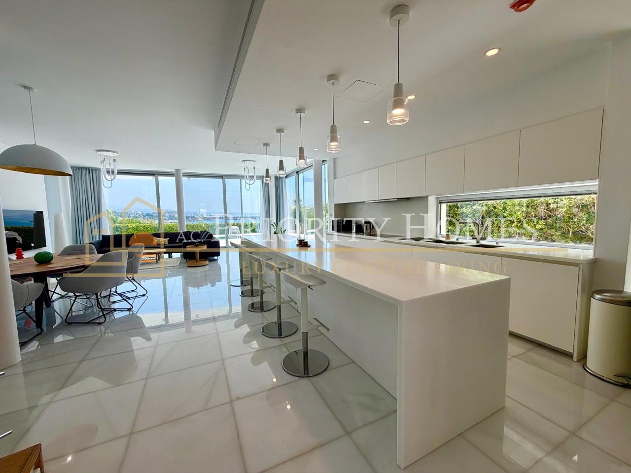 EXCLUSIVE LUXURY FIVE BEDROOM SEAFRONT VILLA Coral Bay Area