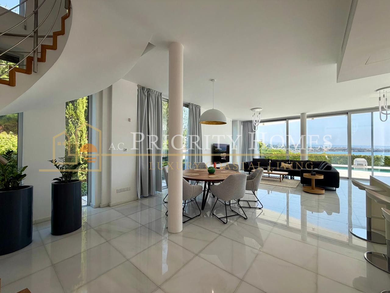 EXCLUSIVE LUXURY FIVE BEDROOM SEAFRONT VILLA Coral Bay Area
