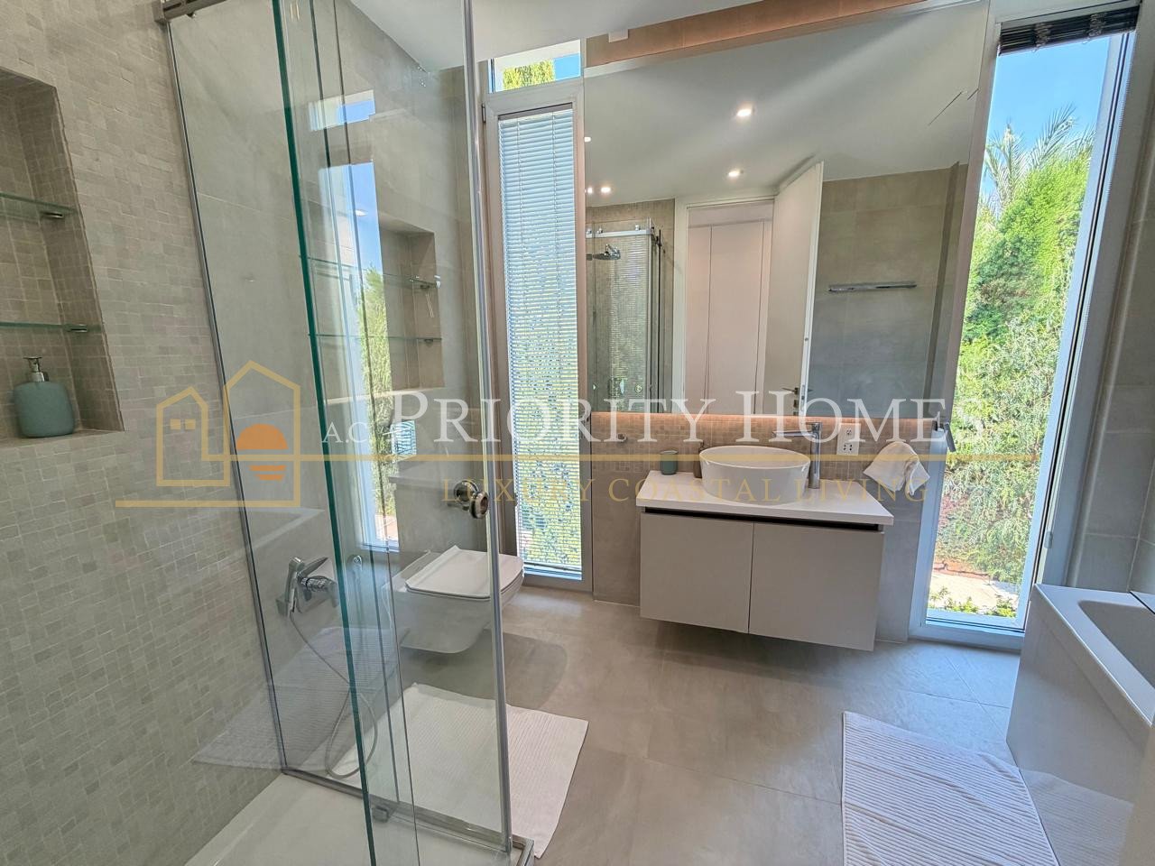 EXCLUSIVE LUXURY FIVE BEDROOM SEAFRONT VILLA Coral Bay Area