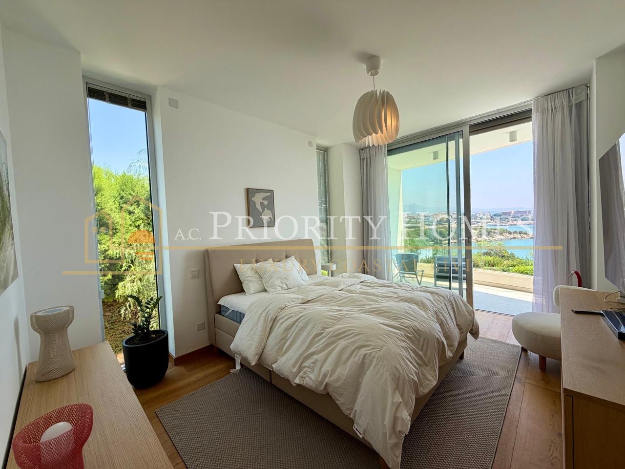 EXCLUSIVE LUXURY FIVE BEDROOM SEAFRONT VILLA Coral Bay Area