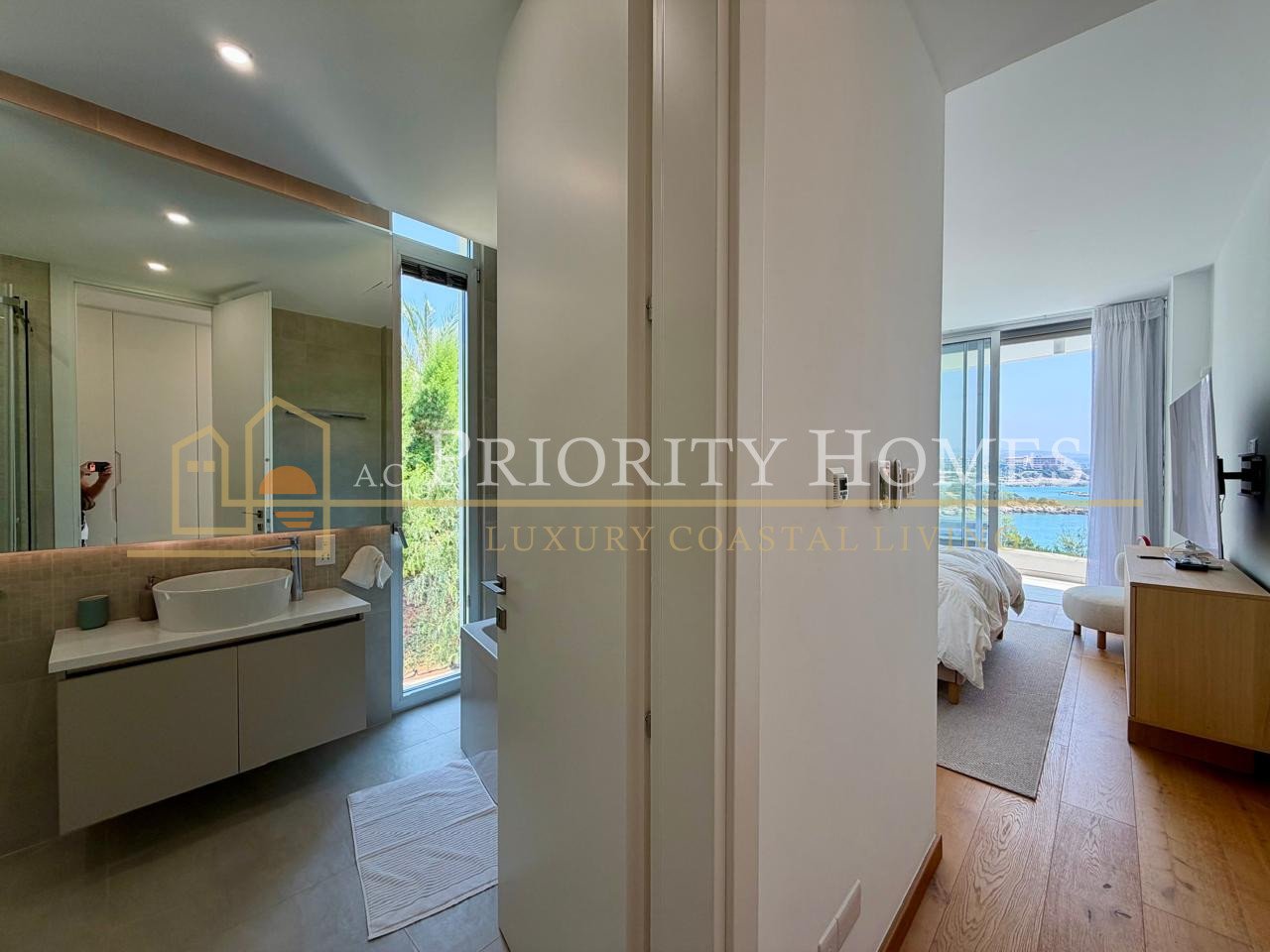 EXCLUSIVE LUXURY FIVE BEDROOM SEAFRONT VILLA Coral Bay Area