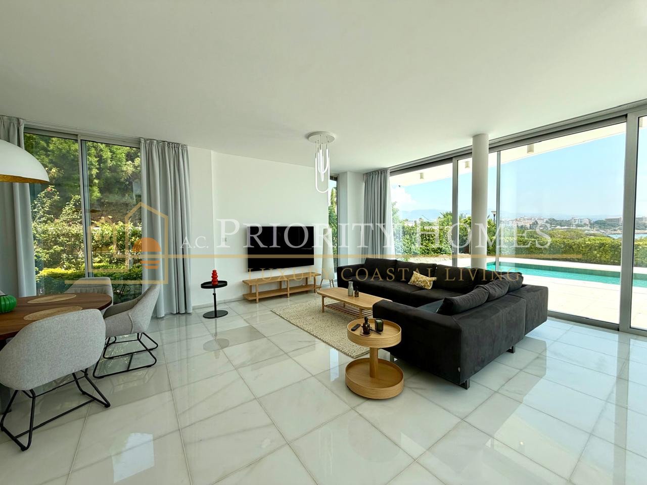 EXCLUSIVE LUXURY FIVE BEDROOM SEAFRONT VILLA Coral Bay Area