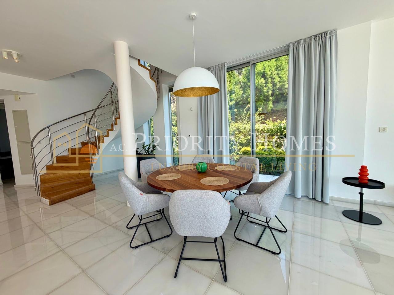EXCLUSIVE LUXURY FIVE BEDROOM SEAFRONT VILLA Coral Bay Area