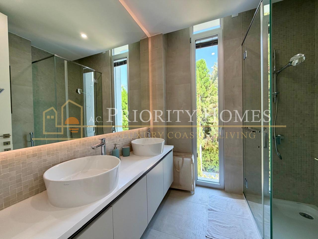 EXCLUSIVE LUXURY FIVE BEDROOM SEAFRONT VILLA Coral Bay Area