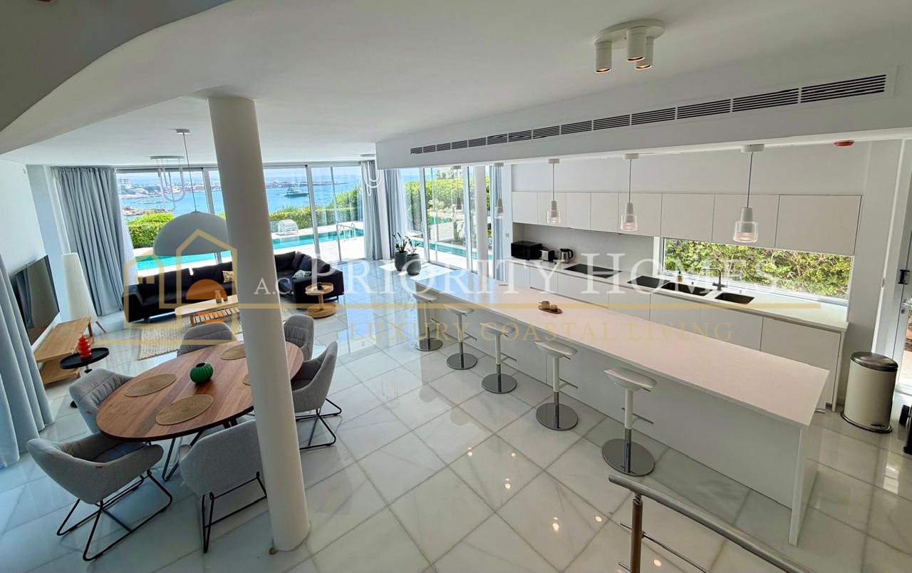 EXCLUSIVE LUXURY FIVE BEDROOM SEAFRONT VILLA Coral Bay Area
