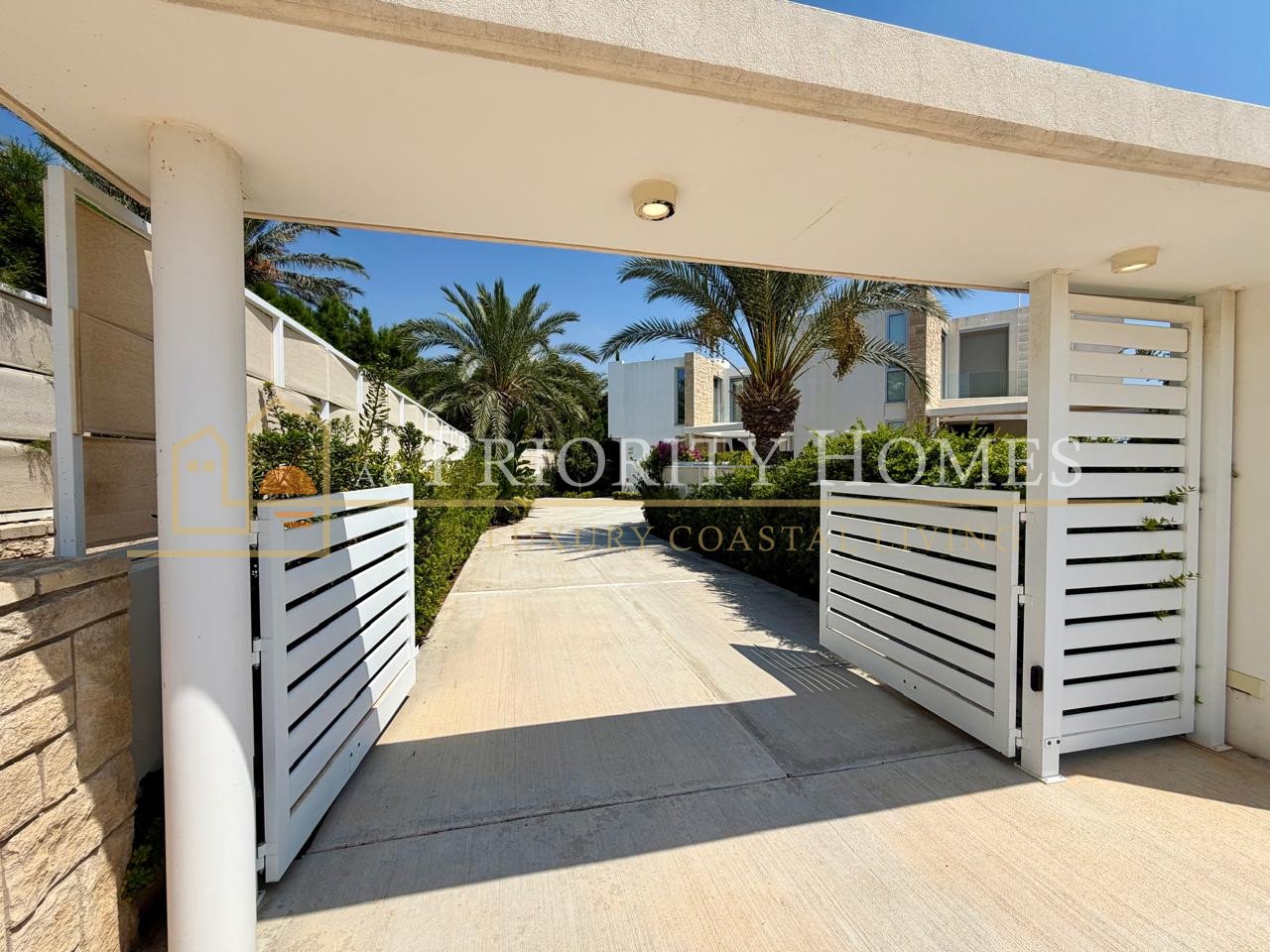 EXCLUSIVE LUXURY FIVE BEDROOM SEAFRONT VILLA Coral Bay Area