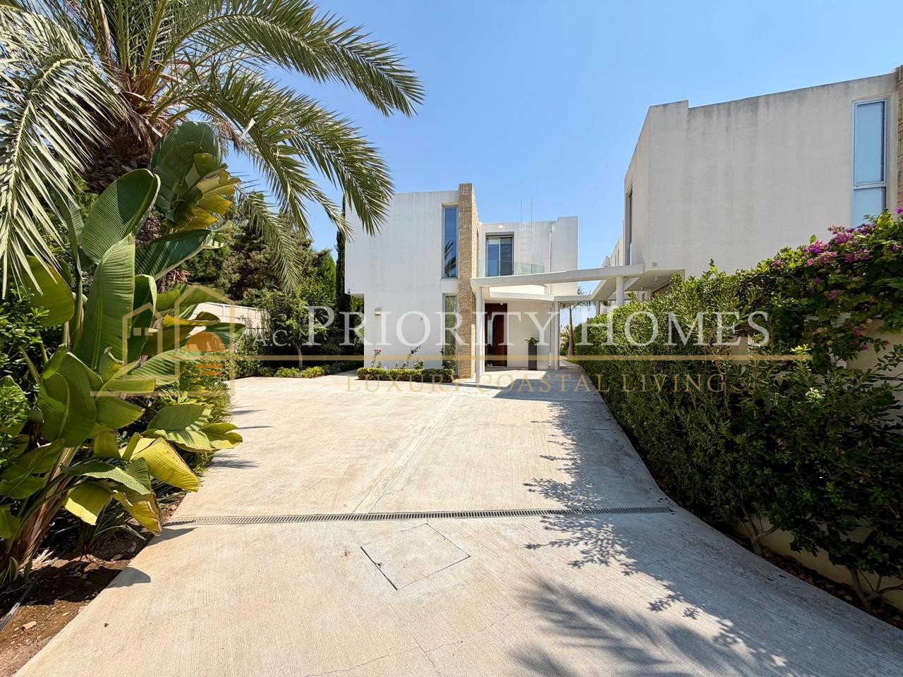 EXCLUSIVE LUXURY FIVE BEDROOM SEAFRONT VILLA Coral Bay Area