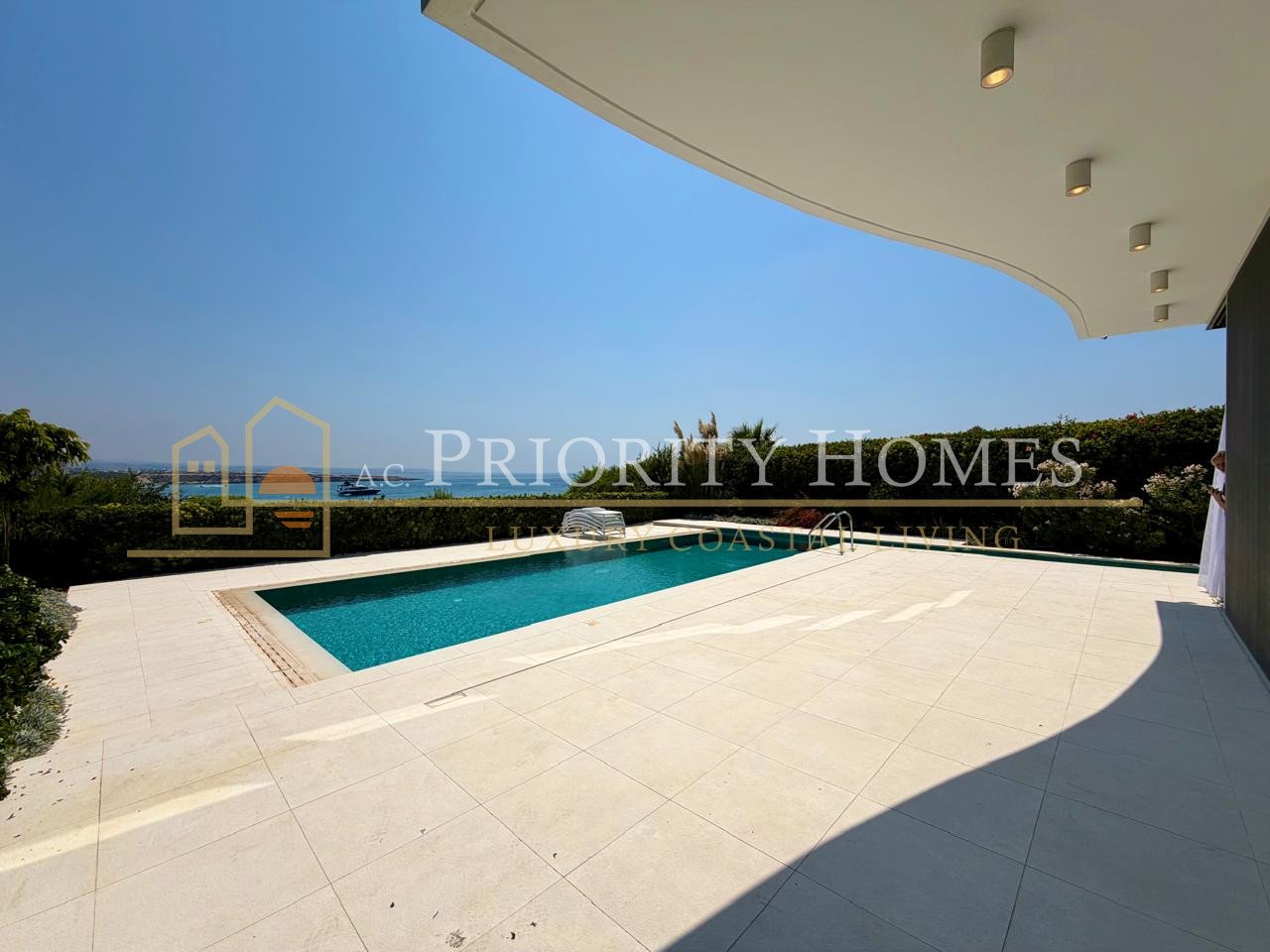 EXCLUSIVE LUXURY FIVE BEDROOM SEAFRONT VILLA Coral Bay Area