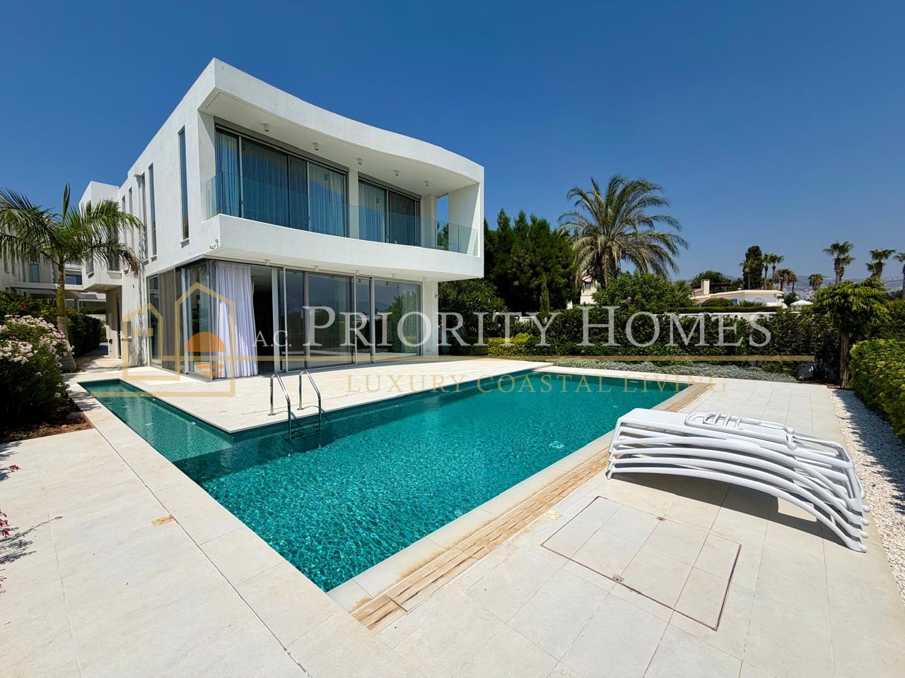 EXCLUSIVE LUXURY FIVE BEDROOM SEAFRONT VILLA Coral Bay Area
