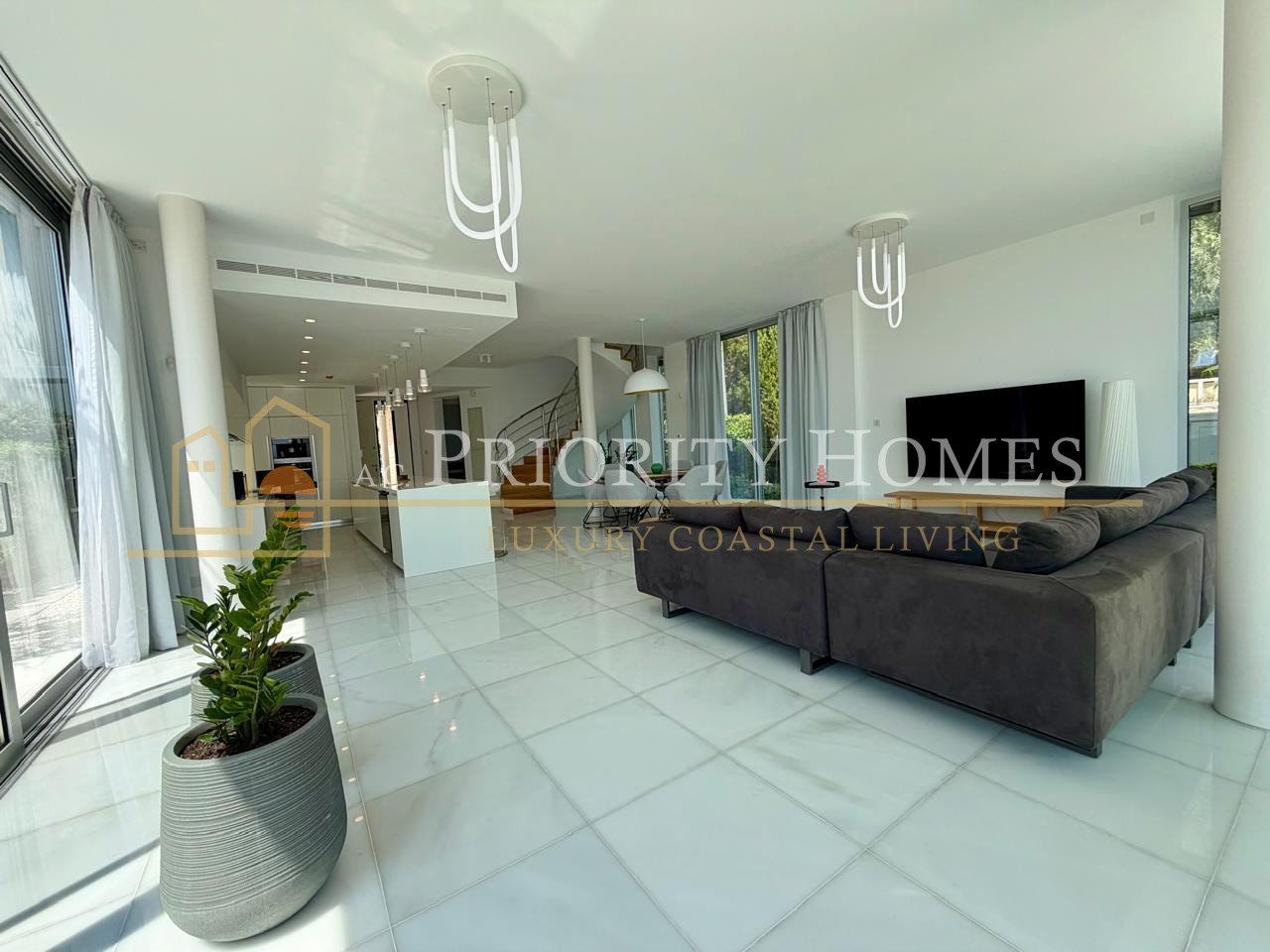 EXCLUSIVE LUXURY FIVE BEDROOM SEAFRONT VILLA Coral Bay Area